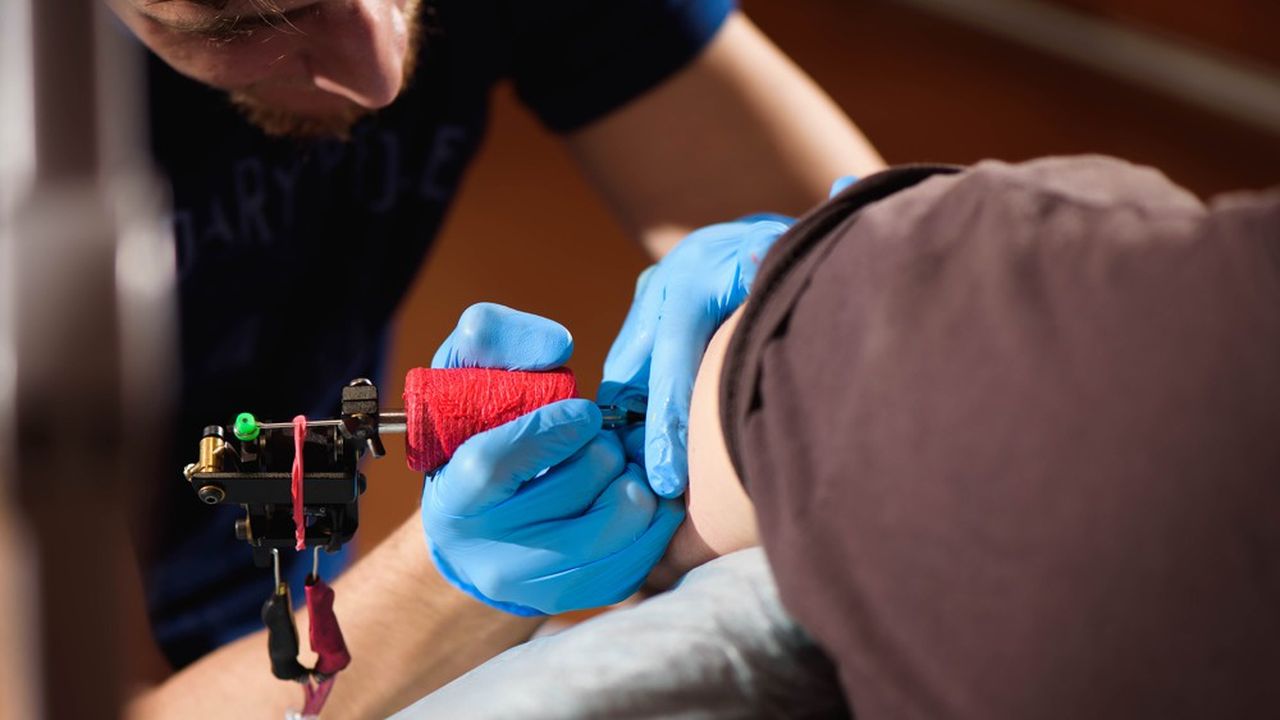 Parmi les tatouages santé, les tatouages connectés qui sont en général des dispositifs temporaires ultra-fins collés sur la peau. Mais d'autres dispositifs ressemblent aux tatouages classiques comme deux gouttes d'encre.