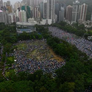 « Debout pour Hong Kong ! Debout pour les libertés », scandaient ce dimanche des manifestants dans le Parc Victoria, au coeur de l'île de Hong Kong.