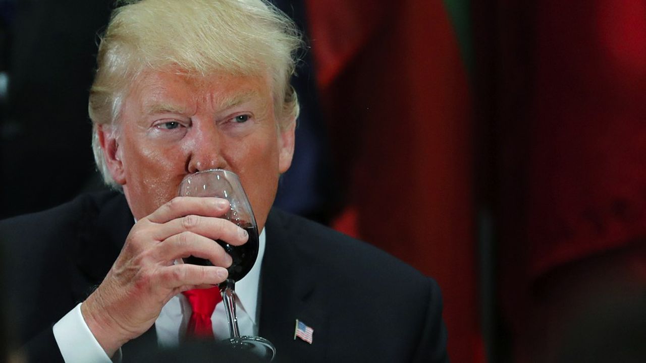 Lors des repas officiels, Donald Trump boit discrètement son Diet Coke dans les verres à vin. Cette semaine, l'Amérique devrait décider de taxer ou non le vin français.