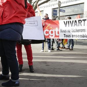 Des salariés de Vivarte rassemblés, le 5 janvier 2017, devant le ministère de l'Economie.