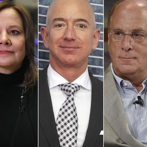 Près de 200 grands patrons américains s'engagent à promouvoir la mission sociétale de leur entreprise. Parmi eux, de gauche à droite : Tim Cook (Apple), Mary Barra (General Motors), Jeff Bezos (Amazon) et Larry Fink (BlackRock).