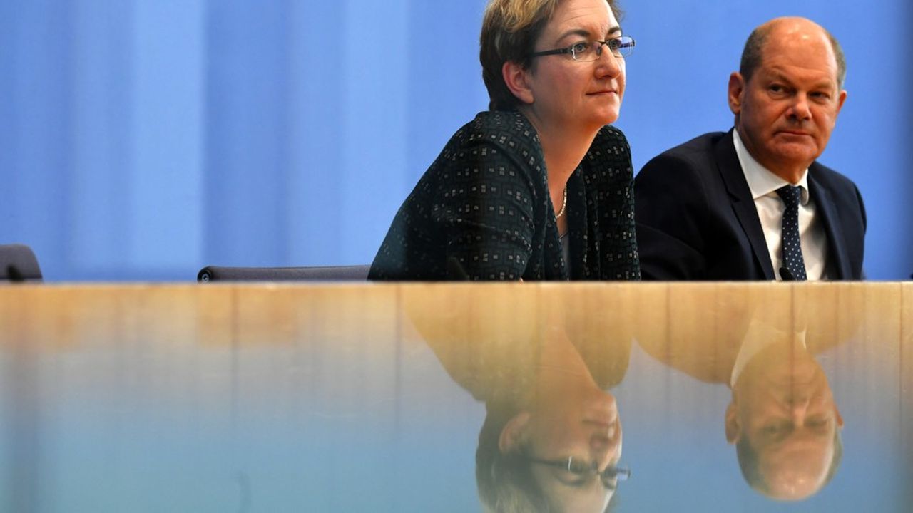 Le ministre des Finances Olaf Scholz a officialisé mercredi lors d'une conférence de presse à Berlin sa candidature aux côtés de son binôme et députée du Brandenbourg, Klara Geywitz