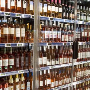 Portés par un succès mondial sans cesse confirmé, les producteurs de rosé notamment de Provence ont poussé les prix.