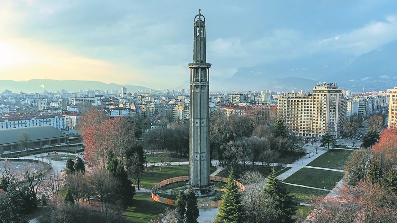 La tour Perret dans le parc Paul-Mistral, à Grenoble.