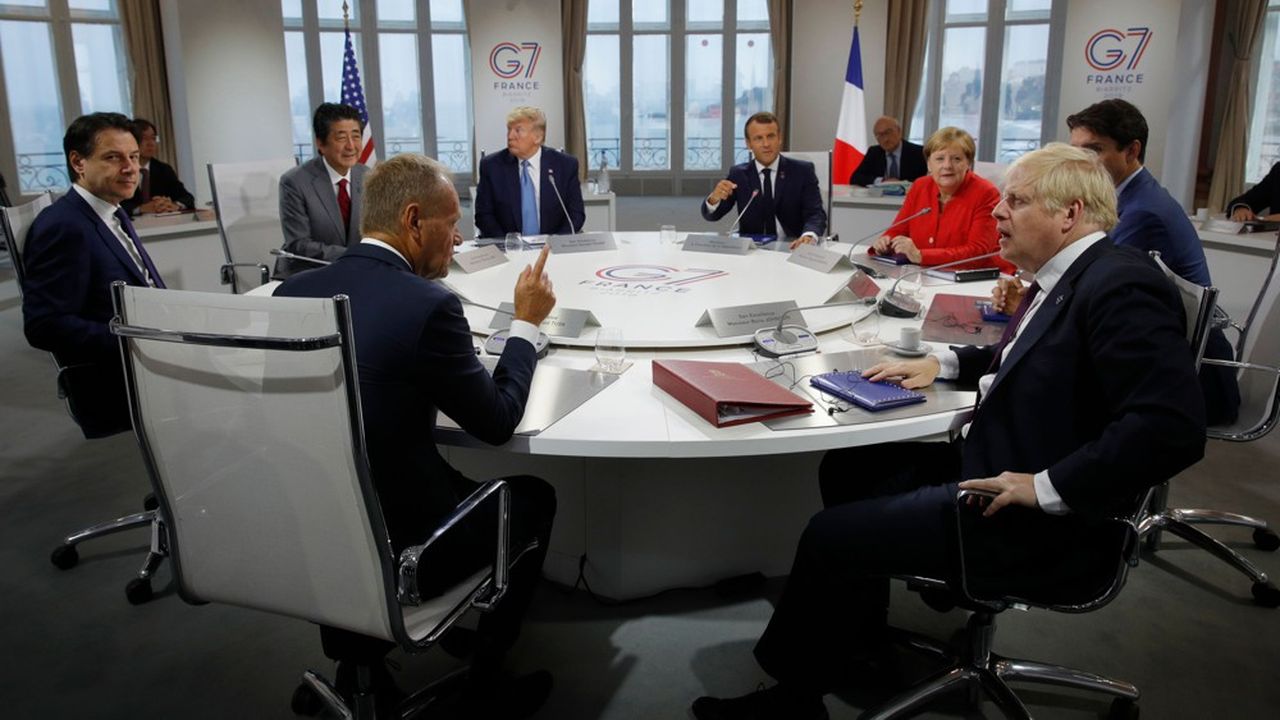 Les leaders du G7 sont réunis autour d'une table à Biarritz, dimanche matin, au centre des congrès de Bellevue pour aborder les questions économiques.