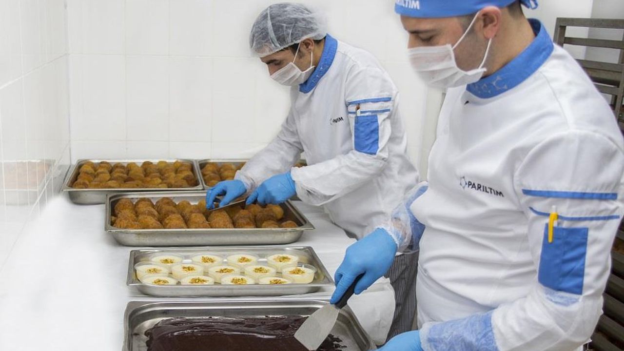 Pariltim Yemek gère des restaurants d'entreprises, d'administrations, d'établissements scolaires et d'hôpitaux. Il fournit 150.000 repas par jour.