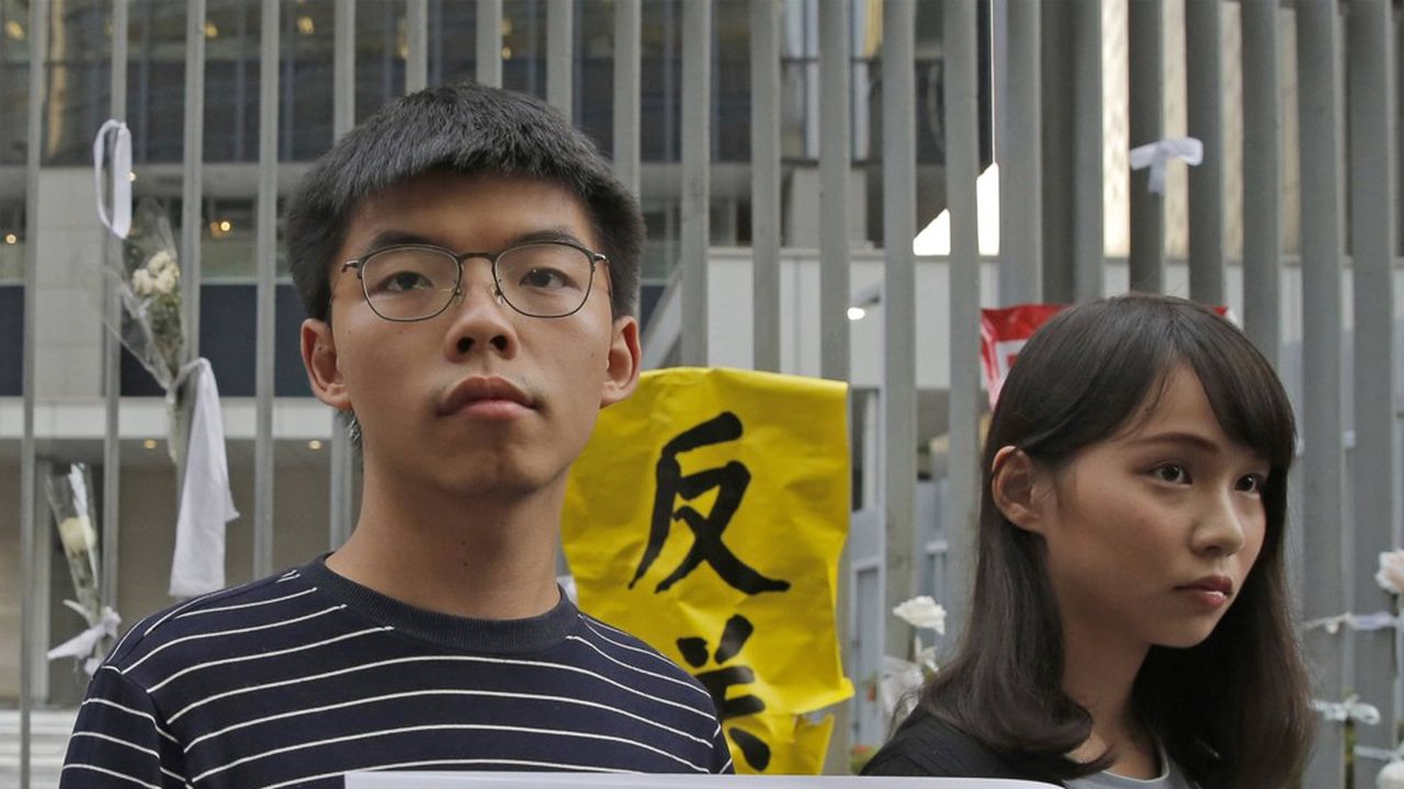 Joshua Wong et Agnes Chow, tous deux âgés de 22 ans et figures de la contestation à Hong Kong, ont été arrêtés ce vendredi matin pour avoir « incité d'autres à participer à un rassemblement non autorisé »