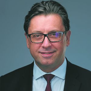L'Anglais Paul Hudson, ex-directeur de la branche médicaments de Novartis, prend les rênes de Sanofi, le 1er septembre, succédant à Olivier Brandicourt.