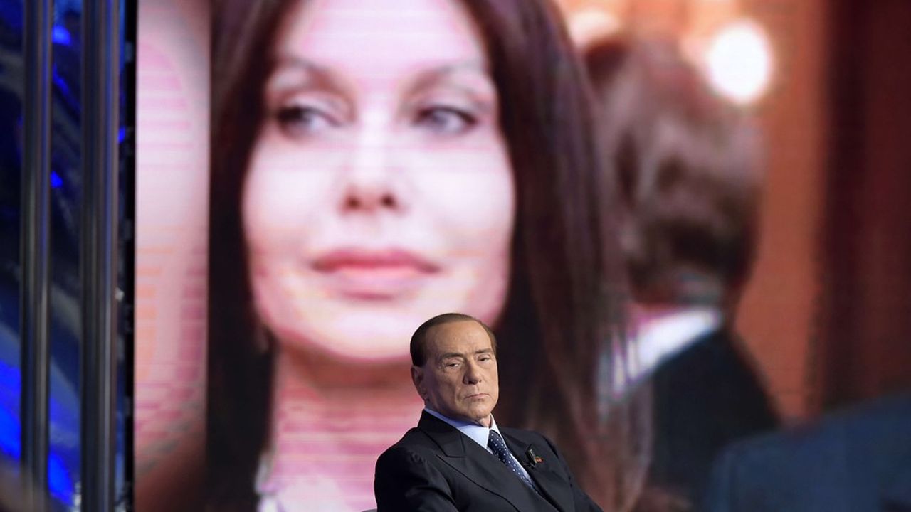 L'ancien Premier ministre italien, Silvio Berlusconi, lors d'un talk-show télévisé en novembre 2017. En arrière-plan, la photo de son ex-femme, Veronica Lario