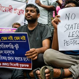 « Pas d'apatrides », signale le panneau de ce manifestant pour protester contre le Registre national des citoyens qui recense les citoyens indiens dans l'Etat d'Assam, proche de la frontière avec le Bangladesh.
