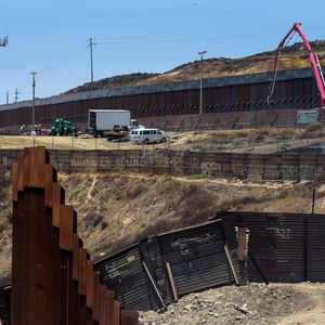 Les fonds débloqués permettront de renforcer ou construire des segments de barrière en Arizona, en Californie et au Texas, a précisé le Pentagone