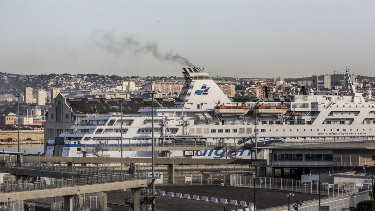 Le port de Marseille accueille près de 600 escales de paquebots de croisière par an. A quai, chacun réclame un appel de puissance considérable qui représente la consommation d'une ville comme Toulon le temps de son escale, selon un expert. En se connectant au réseau à terre, ils feront l'économie des rejets de 700 à 1.000 litres de carburant chaque heure.