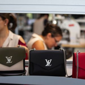 A Beaulieu-sur-Layon, quelque 135 salariés ont été embauchés pour fabriquer des sacs à main - des modèles « Néonoé » ou le « Mini Boîte Chapeau ». Ils devraient être 300 dans les deux ans.