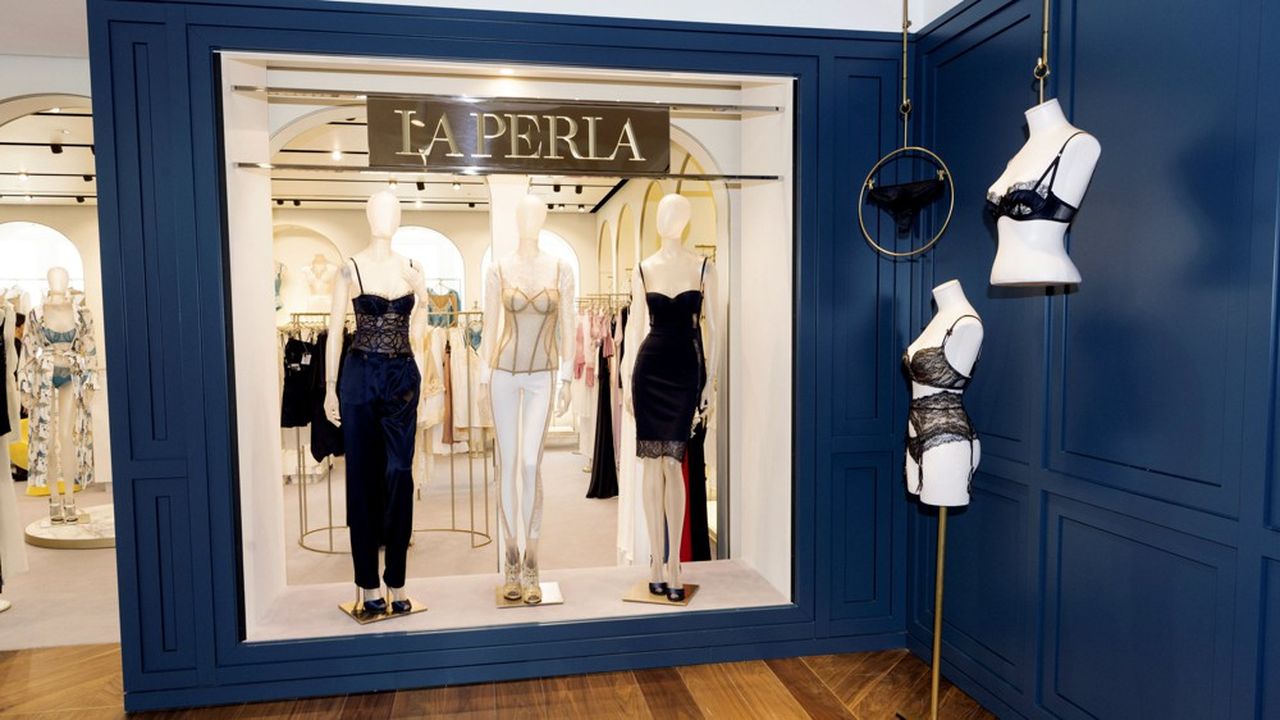 L'outil industriel et l'atelier de création de La perla sont basés à Bologne en Italie.