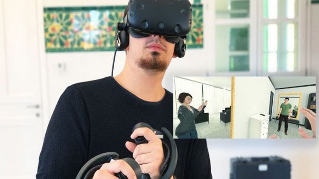 Coiffé d'un masque de réalité virtuelle l'homme voit à l'écran ses propres mouvements reproduits en temps réel par un avatar féminin qui est agressé par celui d'un homme.