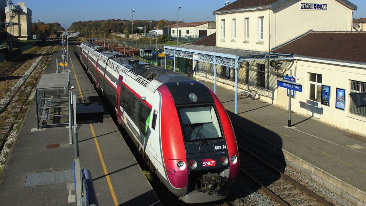 Un train Transilien de la ligne P circulant entre Provins et Paris-Est redémarre de la gare de Verneuil-l'Etang