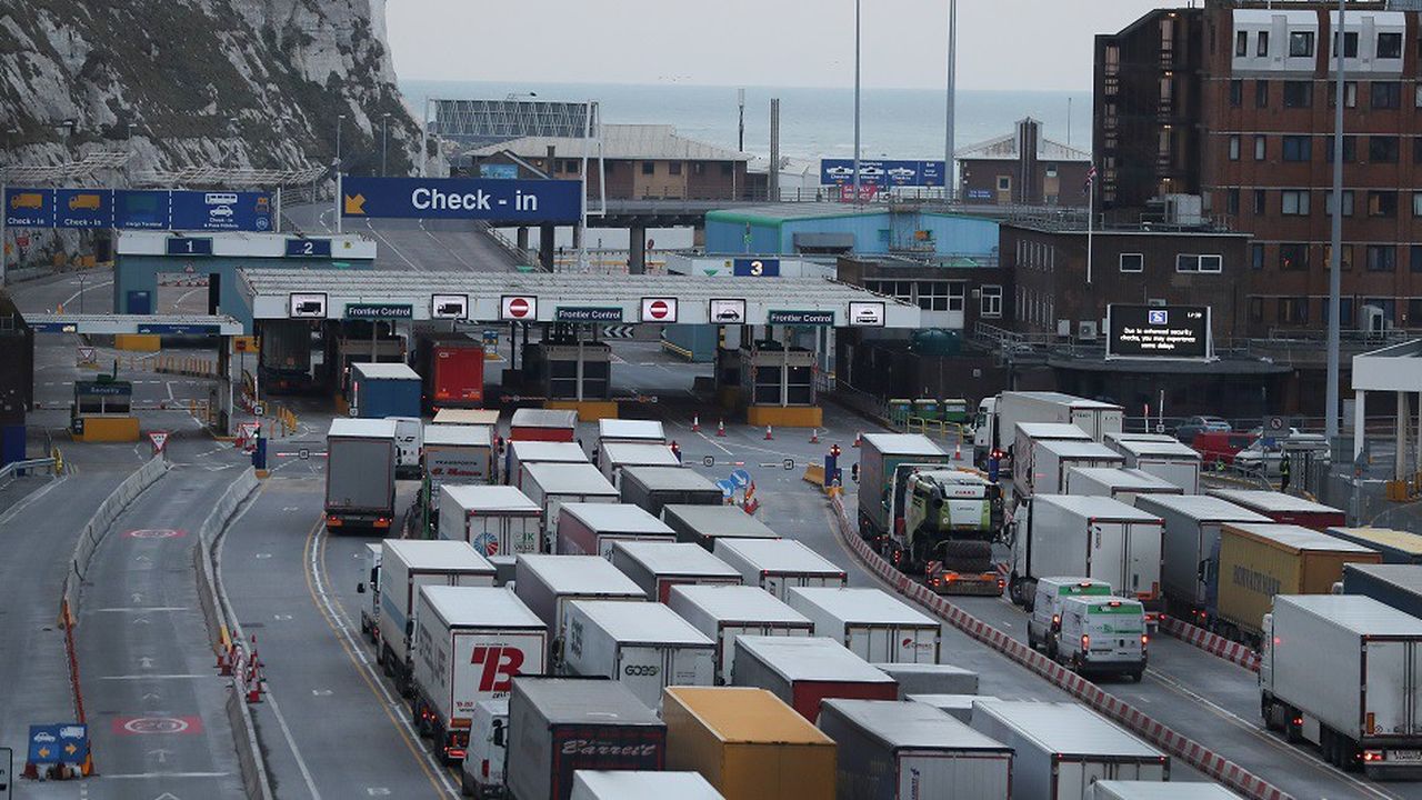 Selon le document rendu public, la circulation des camions à Douvres pourrait être perturbée pendant trois mois en cas de Brexit sans accord.
