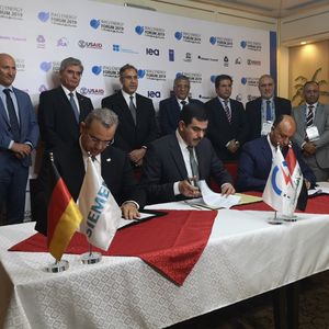 L'Irak a signé samedi un contrat de 1,3 milliard de dollars avec l'entreprise énergétique allemande Siemens et son partenaire Orascom pour la reconstruction d'un important complexe de centrales électriques dans la ville ravagée de Baïji, au nord de Bagdad.