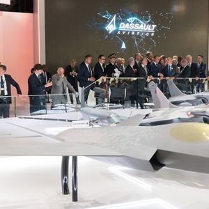 En juin au Bourget, Dassault a proposé une première maquette de ce que pourrait être le futur avion de combat, qui évoluera au milieu de drones déportés pour former le « système de combat aérien du futur » (SCAF).