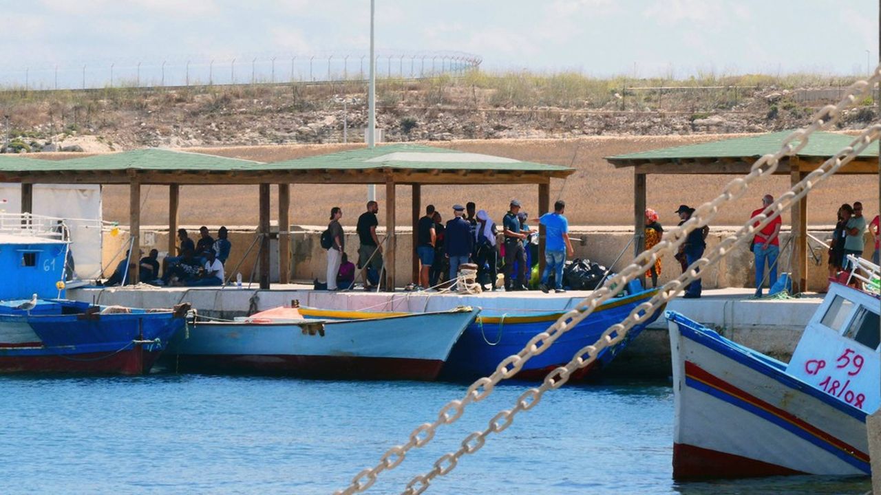 Des migrants attendent dans le port de Lampedusa, en Italie. (Elio Desiderio/ANSA via AP)