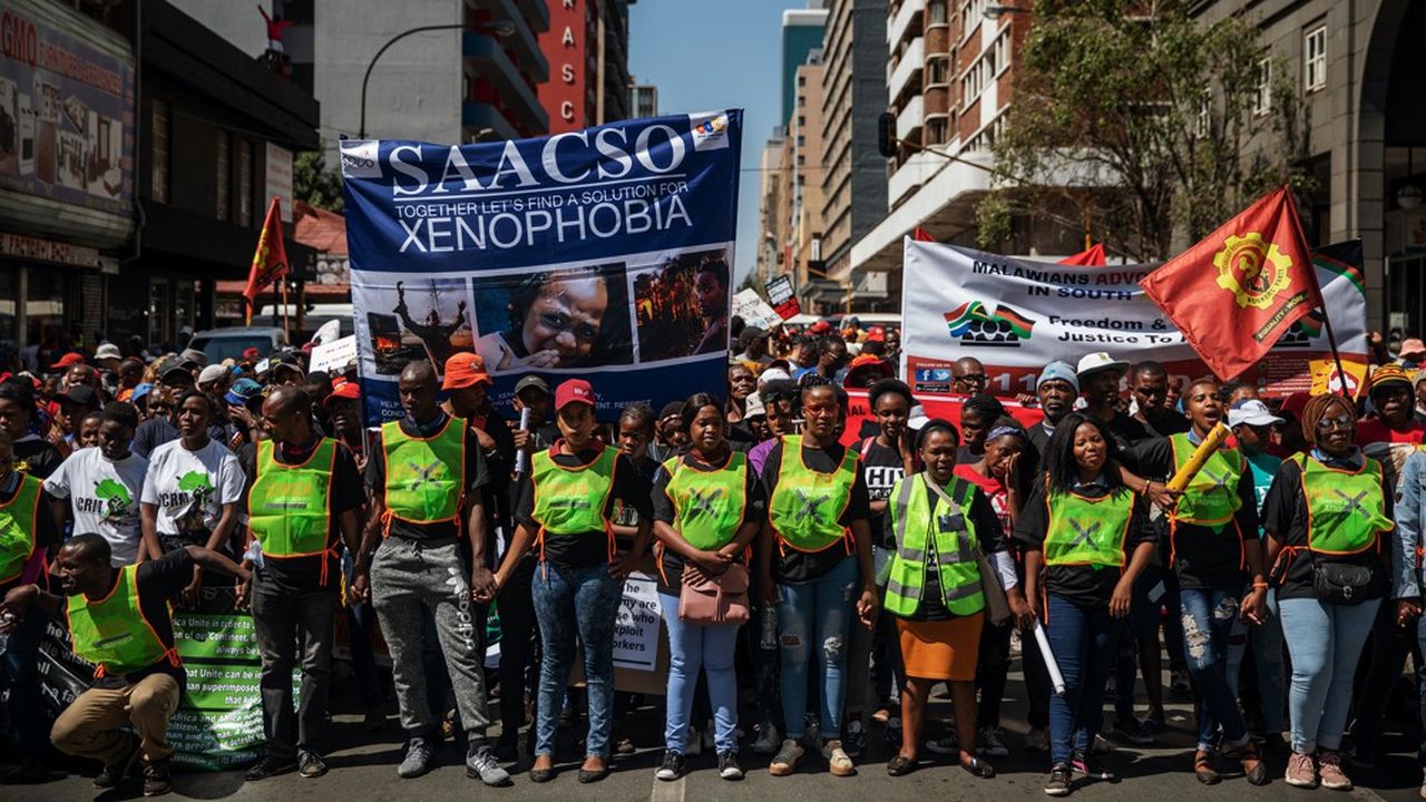 Dans le centre de Johannesburg, des manifestants dénoncent le 14 septembre les attaques xénophobes qui ont fait en septembre au moins une douzaine de victimes, des centaines de déplacés et détruit des centaines de boutiques tenues par des étrangers.