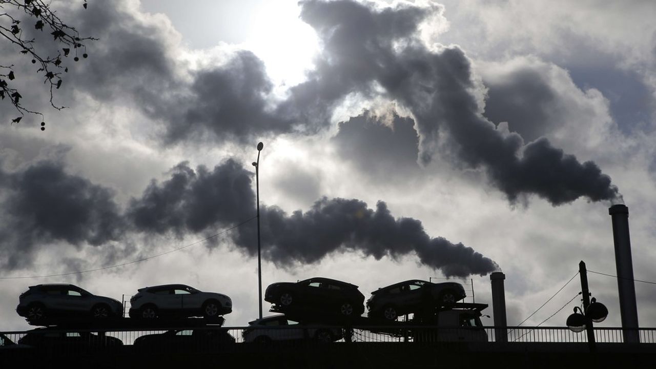 La taxe carbone dont on parle depuis des années n'existe pas réellement. Et les énergies fossiles ont toujours le vent en poupe constate l'OCDE.