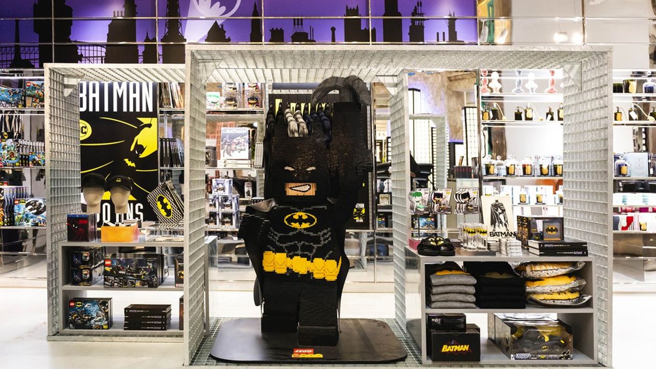 Les Galeries Lafayette Champs-Elysées ont mis à l'honneur Batman durant trois semaines, de la façade à la multiplication des collaborations avec les marques.
