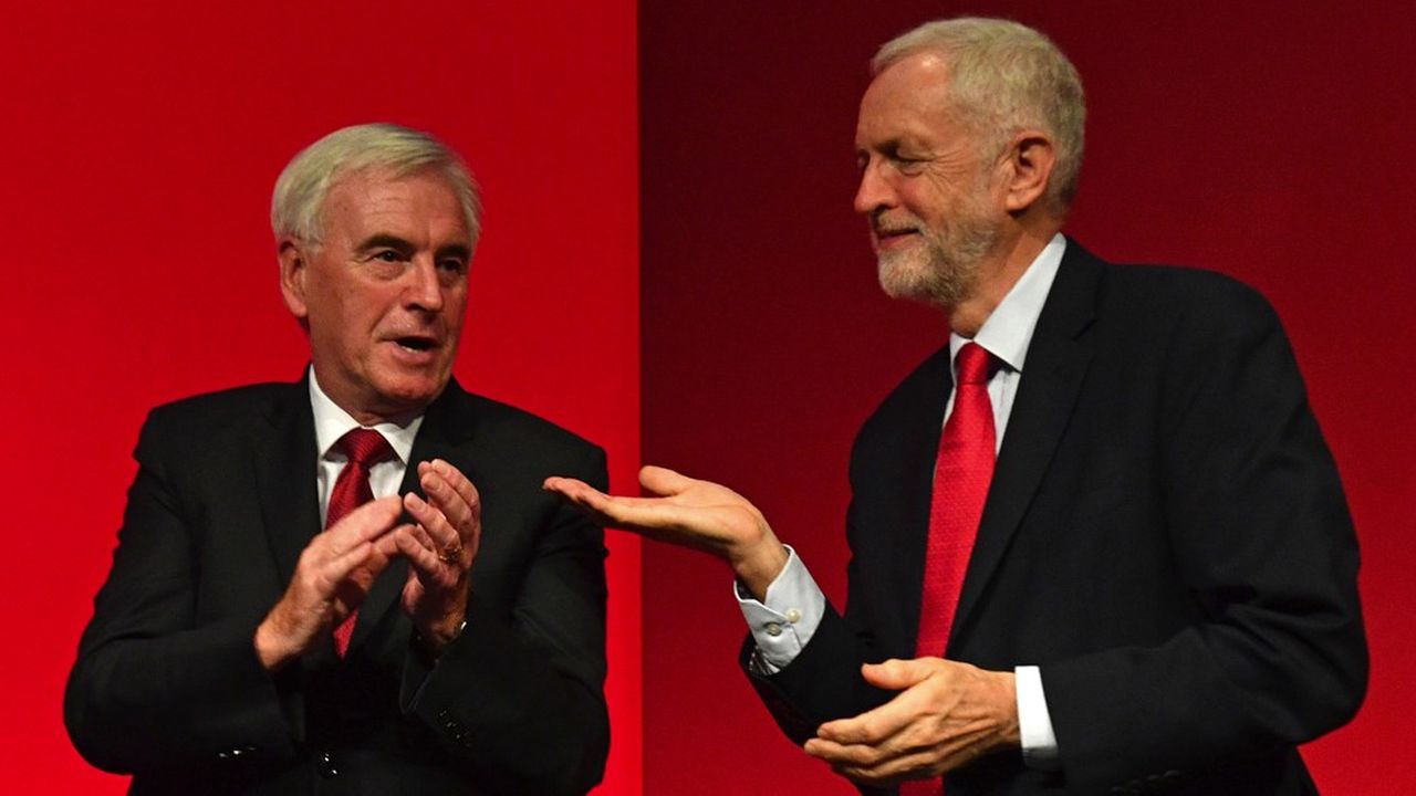 Le leader du Labour, Jeremy Corbyn (ici à gauche) sur scène ce lundi à Brighton avec le ministre fantôme des Finances, John McDonnell.