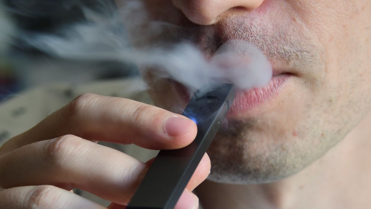 Très populaire chez les jeunes Américains, la cigarette électronique suscite l'inquiétude des autorités sanitaires et des élus
