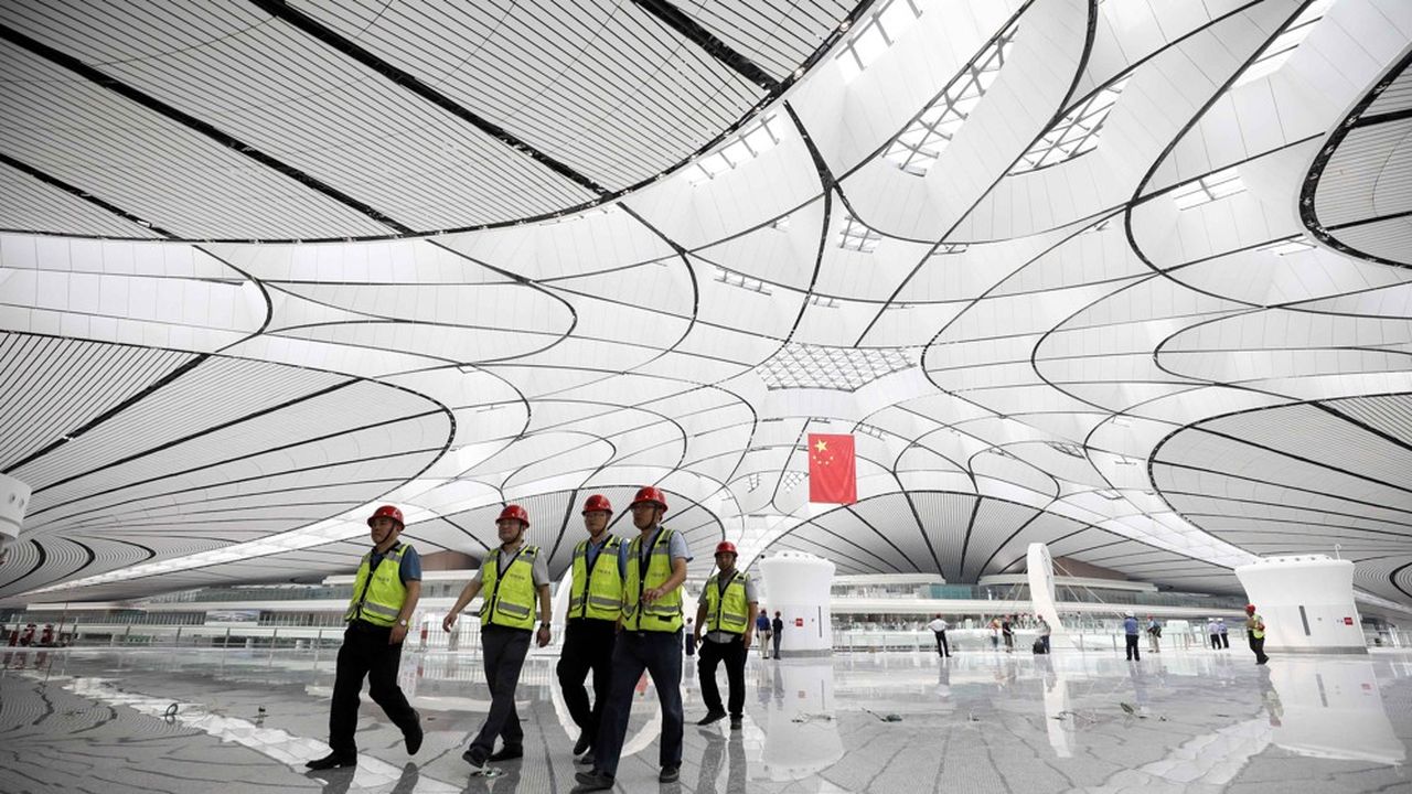 Avec son toit en acier d'un seul tenant, sa superficie de 25 terrains de football et ses 5 kilomètres de façade, l'aéroport de Pékin-Daxing (ici avant son inauguration ce mercredi par le président Xi Jiping) en forme d'étoile à six branches peut d'emblée accueillir 45 millions de passagers.