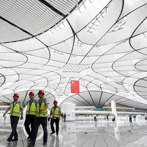 Avec son toit en acier d'un seul tenant, sa superficie de 25 terrains de football et ses 5 kilomètres de façade, l'aéroport de Pékin-Daxing (ici avant son inauguration ce mercredi par le président Xi Jiping) en forme d'étoile à six branches peut d'emblée accueillir 45 millions de passagers.