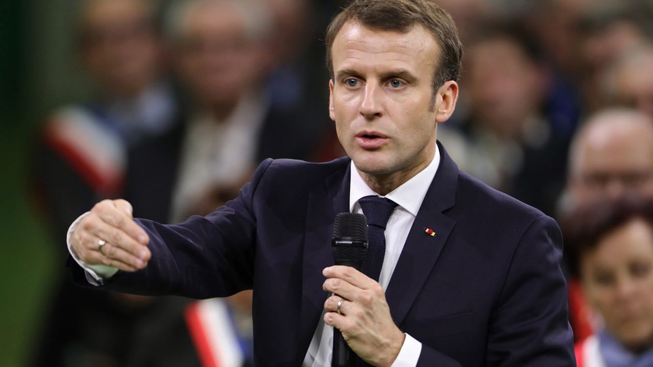 Après avoir réussi à sortir de la crise des « gilets jaunes » grâce au grand débat (ici lors du premier à Grand Bourgtheroulde), Emmanuel Macron réitère l'exercice pour la réforme des retraites.
