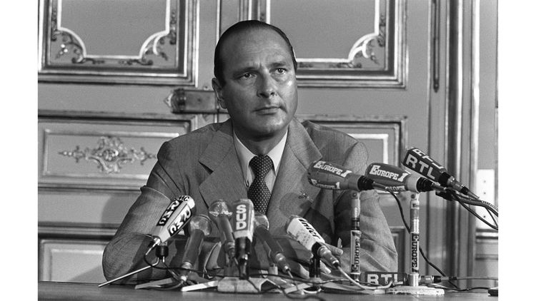 Jacques Chirac démissionne de ses fonctions de chef du gouvernement