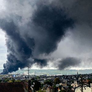 L'incendie de l'usine Seveso seuil haut de Lubrizol  à Rouen a provoqué un nuages de suie au dessus de la ville. 
