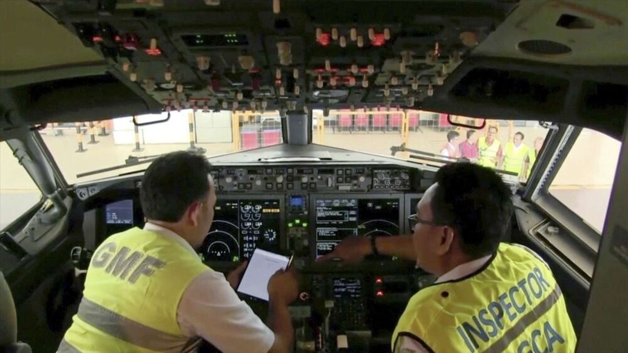 Le 12 mars 2019 à l'aéroport Soekarno Hatta de Jakarta, des techniciens inspectent le cockpit d'un 737 Max 8.