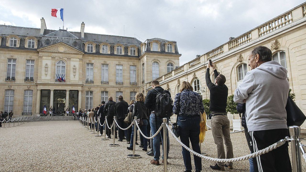 Les gens font la queue pour signer le livre d'or ouvert en hommage à Jacques Chirac à l'Elysée.