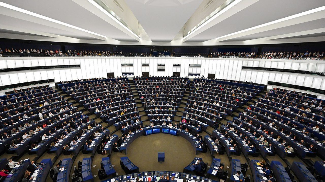 Les eurodéputés avaient déjà bloqué jeudi la nomination des deux candidats jeudi mais le président du Parlement David Sassoli leur avait demandé de préciser leurs conclusions, ce qui les a contraints à un nouveau vote lundi.