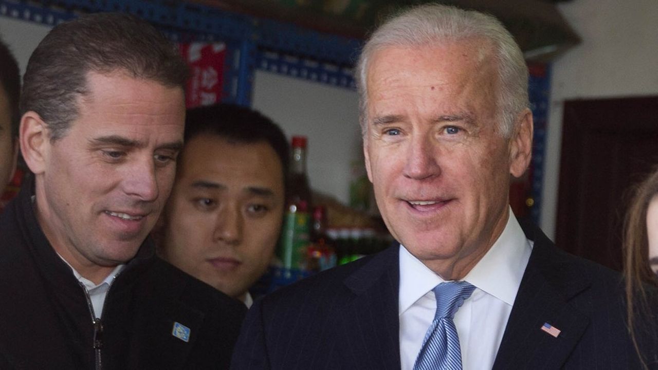 Décembre 2013, le vice-président Joe Biden est en visite en Chine avec son fils Hunter Biden, quelques mois avant l'entrée de celui-ci dans le conseil d'administration d'une société gazière en Ukraine.