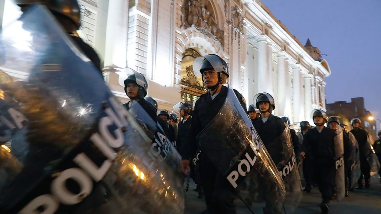Des policiers ont pris position devant le parlement. Des manifestations de soutien au président ont eu lieu lundi.