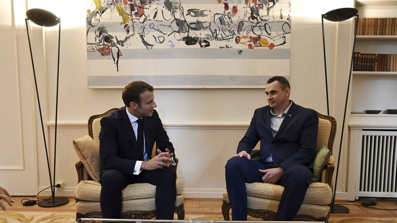 Le président français Emmanuel Macron avec Oleg Sentsov.