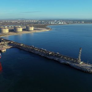 Le terminal méthanier de Fos occupe 80 hectares. Il est capable d'accueillir les plus gros navires méthaniers en provenance du Qatar, d'Algérie ou d'Angola, de stocker 330.000 mètres cubes de GNL et de le transformer en gaz qui est ensuite injecté dans le réseau de gazoducs français et européen.