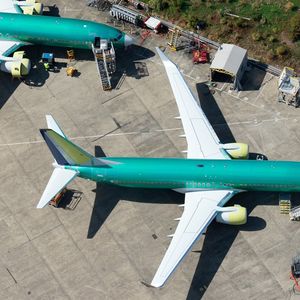 Boeing précise que les fissures sont situées sur le « pickle fork », la partie de l'avion permettant de lier les ailes au fuselage et de gérer les contraintes et les forces aérodynamiques.