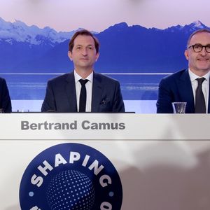 Le nouveau directeur général de Suez, Bertrand Camus (au centre), a présenté ce mercredi le nouveau plan stratégique du groupe, entouré du directeur financier, Julian Waldron (à gauche), et du directeur opérationnel, Jean-Marc Boursier.