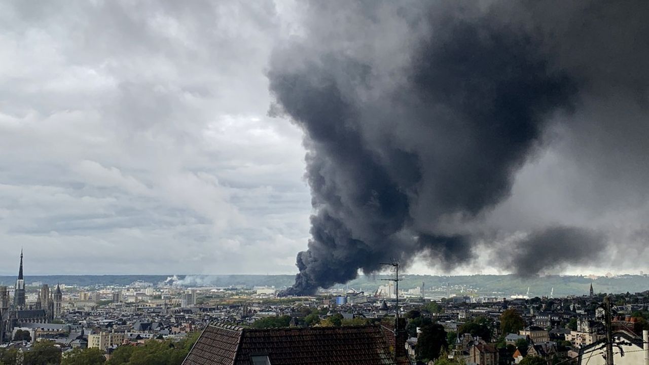 L'incendie de l'usine, le 26 septembre, a dégagé un panache de fumée noire sur une grosse vingtaine de kilomètre à la ronde.