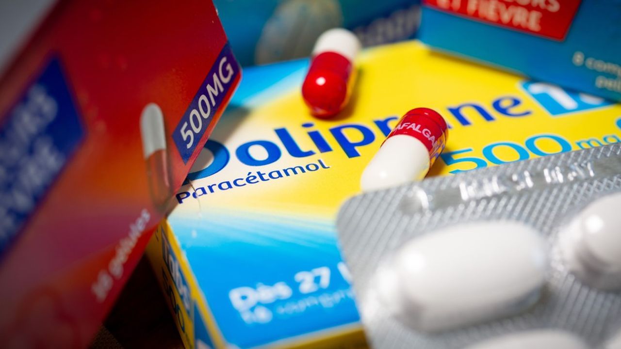 Les médicaments comme le Doliprane sont souvent présentés en libre accès dans les pharmacies.