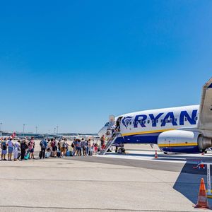 En France, Ryanair a ouvert 3 bases et détient 6 % du trafic en desservant 28 aéroports.