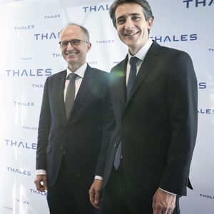 Avec Gemalto, Thales aurait compté 80.000 salariés et dégagé 19 milliards d'euros de chiffre d'affaires en 2018. Philippe Vallée, patron de Gemalto (à gauche), reste au coté du PDG de Thales, Patrice Caine.