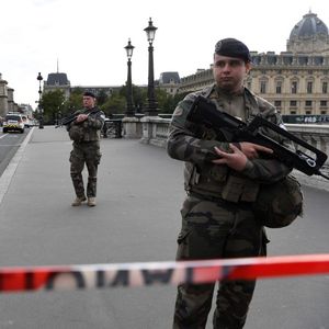 Des soldats devant le siège de la préfecture de police de Paris, le 3 octobre, jour de l'attaque