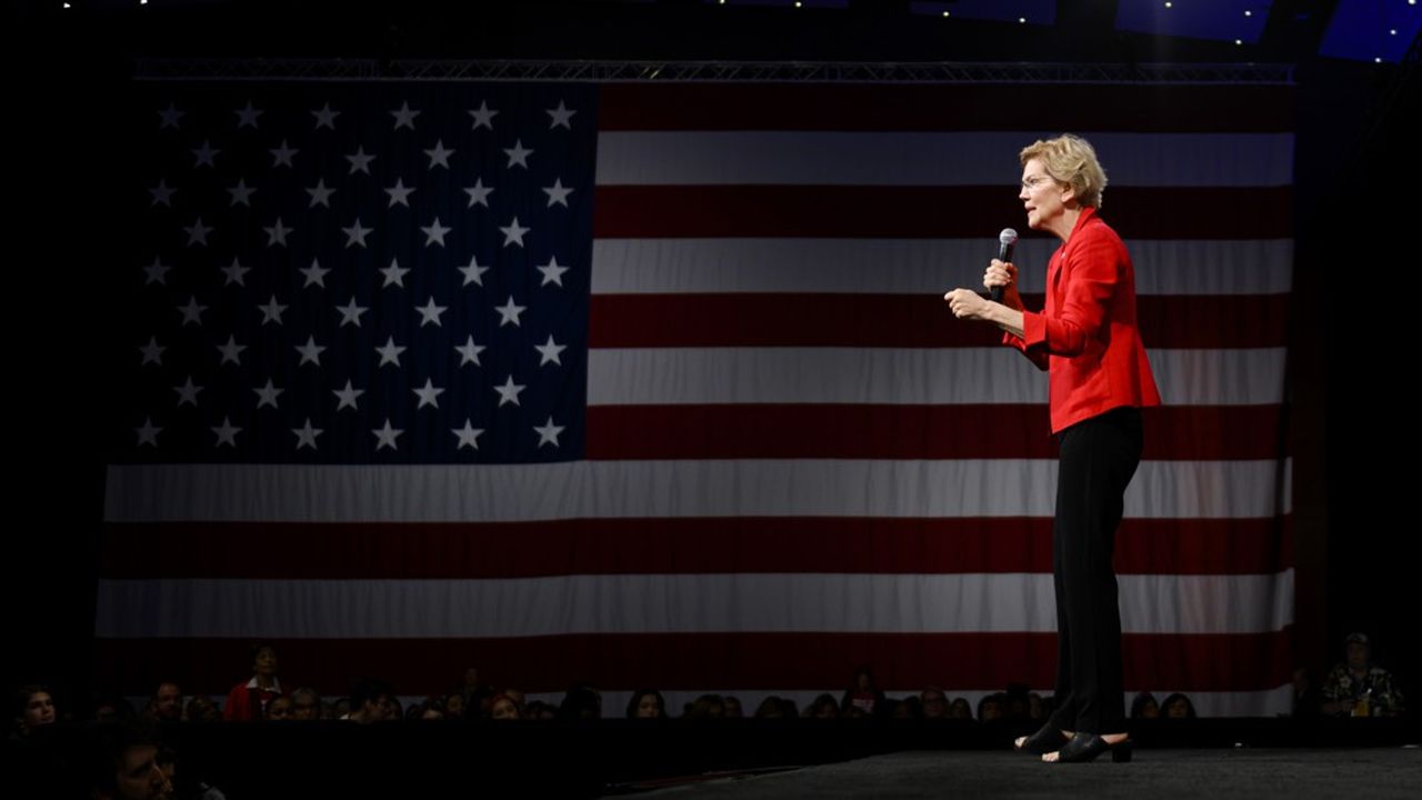 Le 10 août, à Des Moines, dans l'Iowa, Elizabeth Warren participe à un forum sur la réglementation des armes aux Etats-Unis.