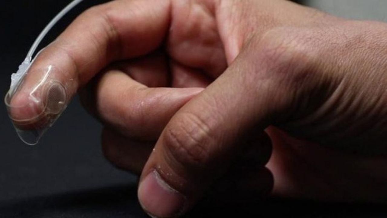 Cette « peau artificielle » élastique, qui peut être étirée sur quatre fois sa longueur et cela jusqu'à un million de fois, a été testée sur un doigt.